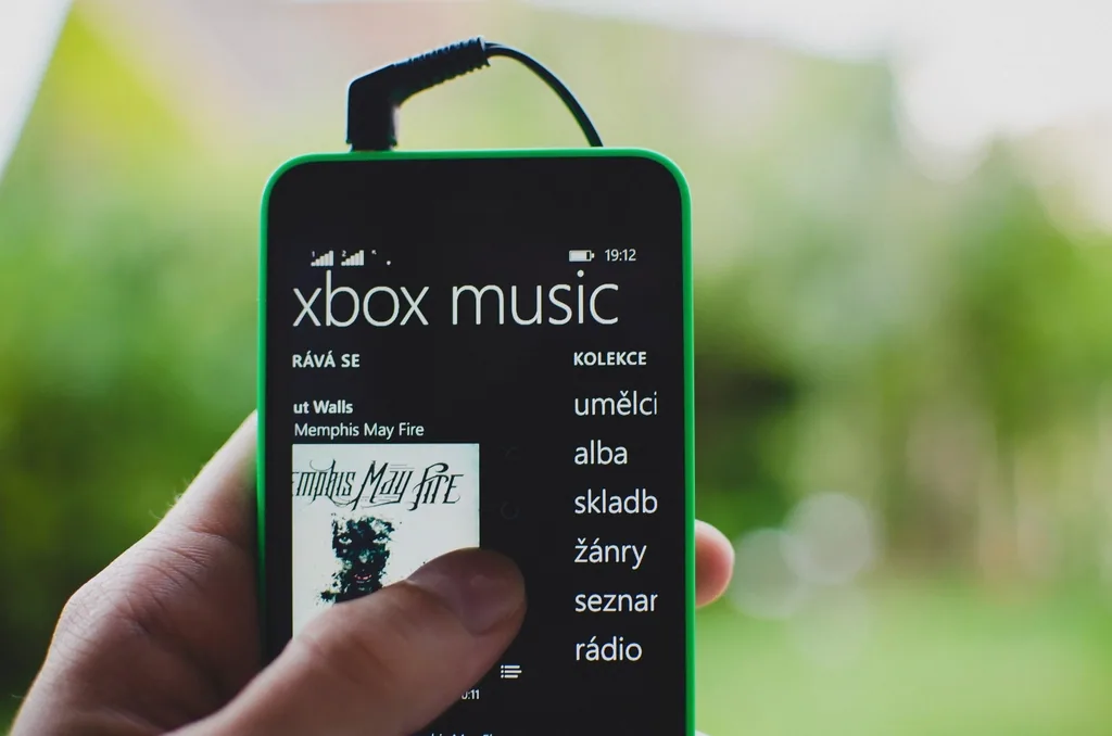 smartphone music streaming app screen