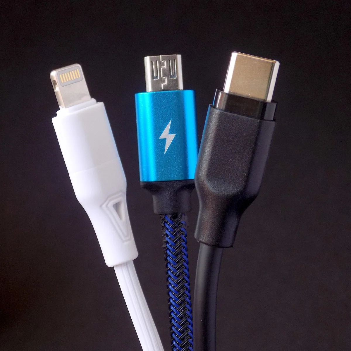 USB, 라이트닝, USB-C 등 여러 케이블과 커넥터