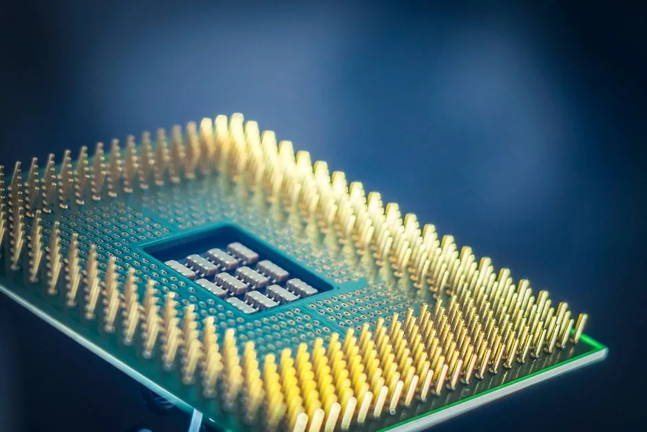 파란 배경에 금색 핀이 보이는 CPU 칩 근접 사진