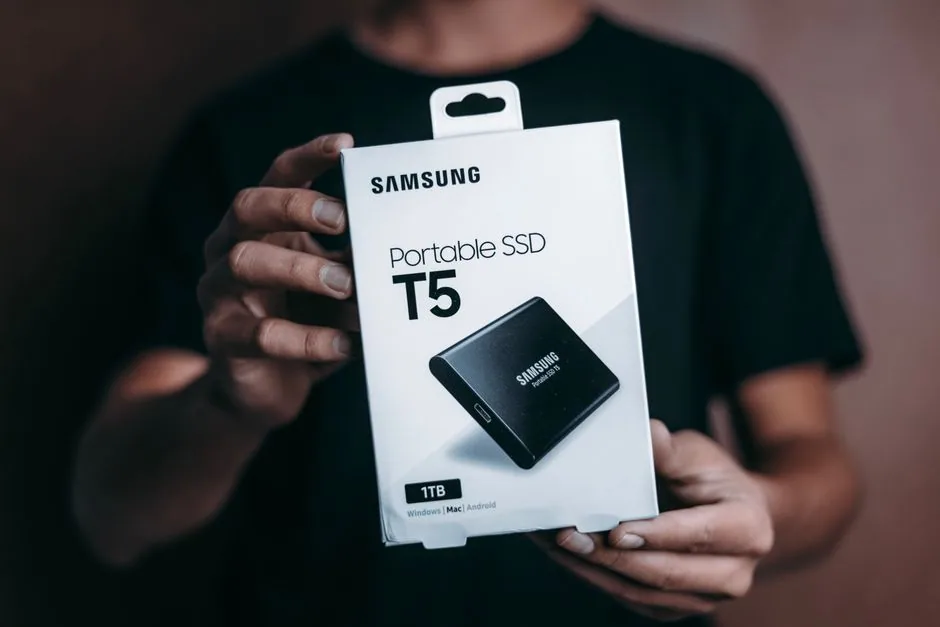 삼성 T5 휴대용 SSD 박스를 든 손을 클로즈업한 모습