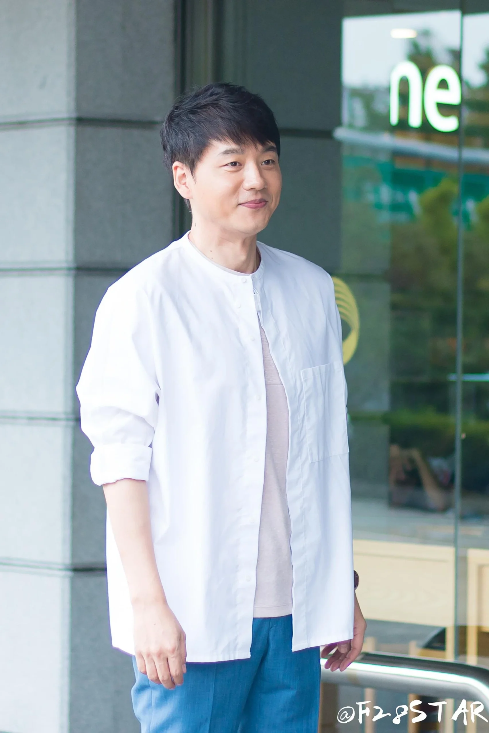 배우 김승수의 2017년 8월 해피투게더 출근길 사진. 2026년 ‘미운 우리 새끼’ 방송 장면이나 합숙 맞선 현장 사진은 아니다.